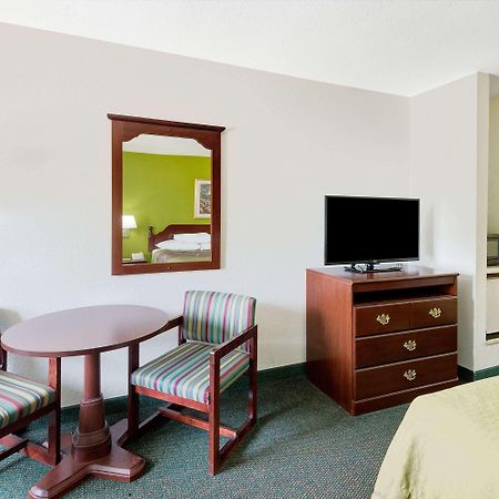 Super 8 By Wyndham De Soto Hotel Exterior foto