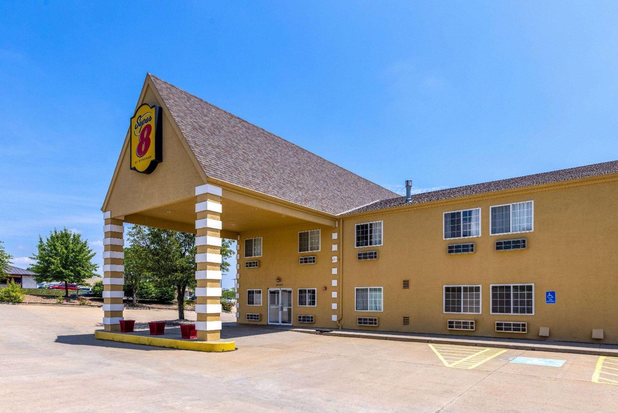 Super 8 By Wyndham De Soto Hotel Exterior foto
