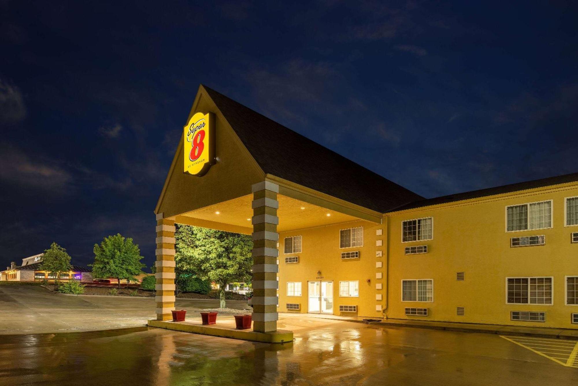 Super 8 By Wyndham De Soto Hotel Exterior foto