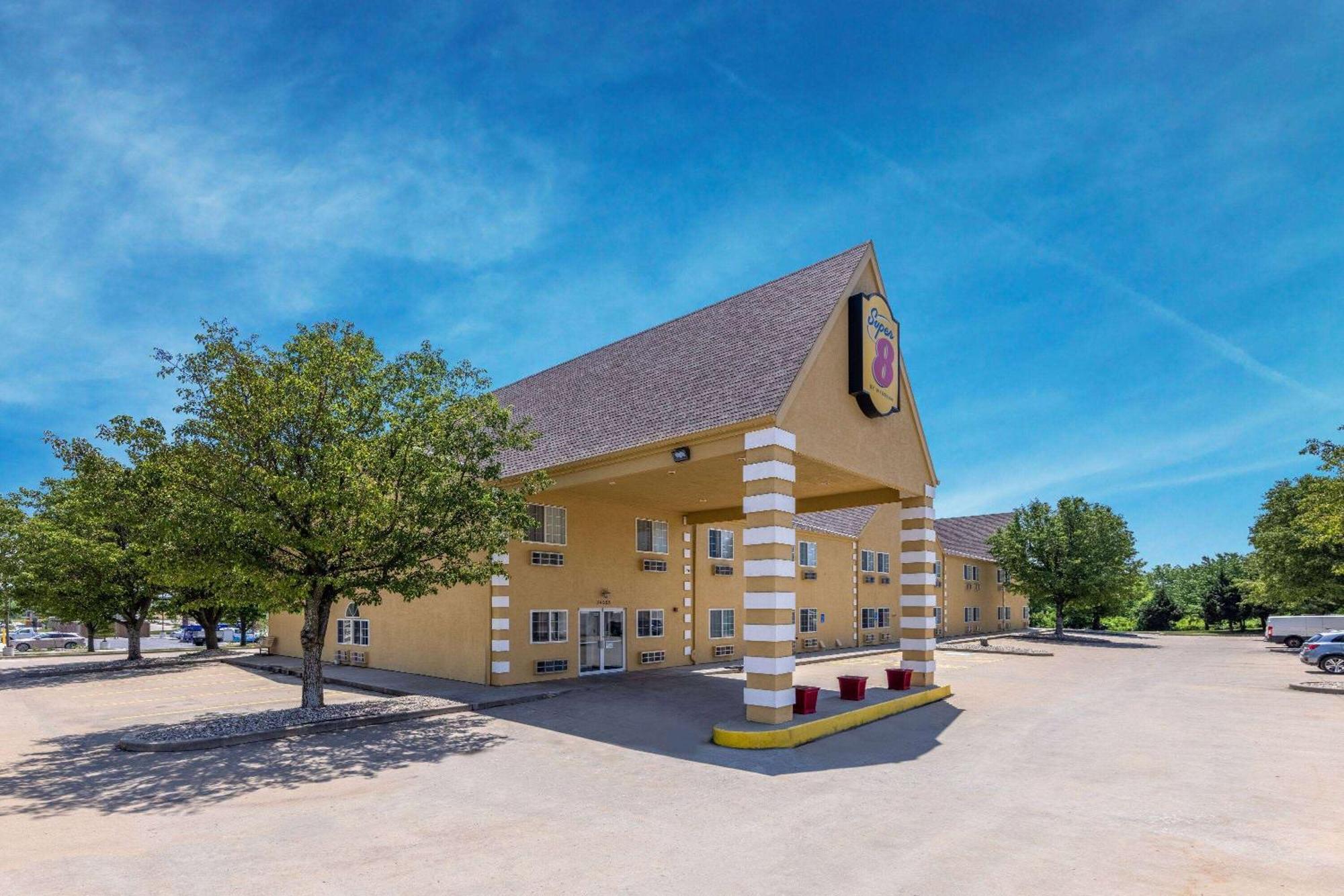 Super 8 By Wyndham De Soto Hotel Exterior foto